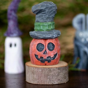 Holz geschnitzter Kürbis - Hand geschnitztes Holz Jack O'Lantern mit Hut - Volkskunst Ornament - Holz Handschnitzerei für Halloween