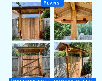 Op de afbeelding: Een bouwplan voor een houten poort met een overdekte structuur en zichtbare verbindingen. De tekst luidt: JAPANESE STYLE WOODEN GATE PLANS. INCLUDES FULL JOINERY PLANS AND CUT LIST. De afbeeldingen tonen de poort vanuit verschillende hoeken.