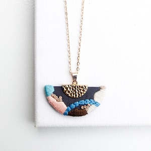 Handbestickte Halskette: Abstrakter geometrischer Faserschmuck