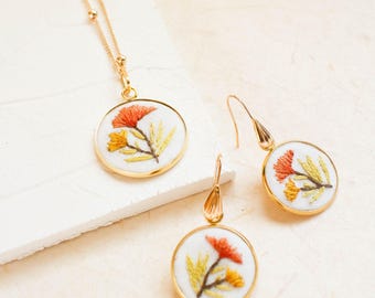 Ensemble de bijoux floraux brodés : collier et boucles d'oreilles automne faits main