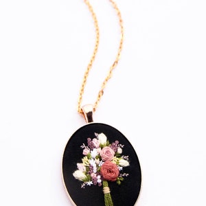 Pendentif brodé