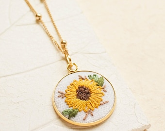 Collana con girasole ricamata a mano: fiore giallo in ciondolo d'oro con catena lunga