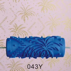 Puede incluir: Rodillo de pintura azul con un diseño de palmera. El rodillo mide 18 cm de largo y tiene una varilla de metal unida al lado. El texto "043Y" está impreso debajo del rodillo.