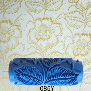 Könnte beinhalten: Blaue Farbrolle mit einem Blatt-Muster. Die Rolle ist 18 cm lang und hat einen Durchmesser von 10 cm. Die Rolle ist dazu bestimmt, ein dekoratives Blatt-Muster an Wänden zu erzeugen.