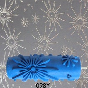 Puede incluir: Rodillo de pintura azul con un patrón repetitivo de fuegos artificiales estilizados. El rodillo mide 9,5 pulgadas de largo y tiene un diámetro de 4 pulgadas. El patrón es elevado y texturizado. El rodillo está diseñado para crear un acabado de pared decorativo.