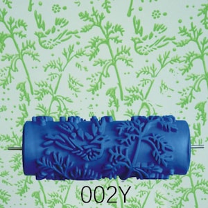 Può includere: Rullo di vernice blu con un disegno di uccelli e rami. Il rullo è lungo 18 cm e ha un diametro di 10 cm. Il disegno è in rilievo e testurizzato. Il rullo viene utilizzato per creare uno schema decorativo sulle pareti.