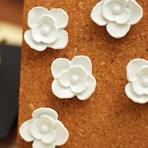 White Flower Push Pins: Zinc Alloy Thumbtacks (5 pcs)