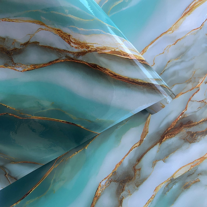 Peut inclure: Motif de marbre abstrait avec des tourbillons bleus, blancs et dor&eacute;s. Le marbre est brillant et a une surface lisse.
