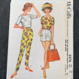 Puede incluir: Un patrón de costura vintage para una blusa y pantalones o pantalones cortos para mujer. El patrón es de McCall's y es el número 5376. El patrón es para las tallas 12 y 32 de busto.
