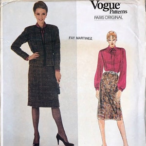 Pode incluir: Padrão de costura Vogue Patterns Paris Original para um conjunto de saia e jaqueta desenhado por Pierre Balmain. O número do padrão é 2770. A modelo está usando uma saia e uma jaqueta de xadrez marrom e preto com uma blusa rosa.