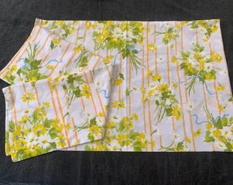 Fundas de almohada Stevens Utica de los años 60 'Mixed Bouquet' x2 Fundas de almohada de tamaño estándar con ramo de margaritas a rayas de mediados de siglo