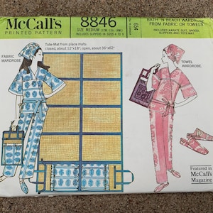 Puede incluir: Patrón de costura vintage McCall's 8846. El patrón presenta ilustraciones de un guardarropa de tela y un guardarropa de toallas. El guardarropa de tela es azul y blanco, y el guardarropa de toallas es rosa. El patrón incluye un traje de karate, un snood, zapatillas y un bolso de mano.
