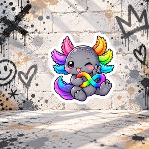 Könnte beinhalten: Ein Aufkleber mit einem grauen Axolotl mit großen Augen, einem zwinkernden Ausdruck und herausgestreckter Zunge. Das Axolotl hat regenbogenfarbene Kiemen und einen Schwanz und hält ein regenbogenfarbenes Unendlichkeitssymbol.