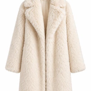 Peut inclure: Un manteau en fausse fourrure de couleur crème doté d'un col à revers cranté, de manches longues et d'une coupe droite. Le vêtement est confectionné avec un poil épais et texturé, avec une doublure intérieure lisse visible à l'ouverture.