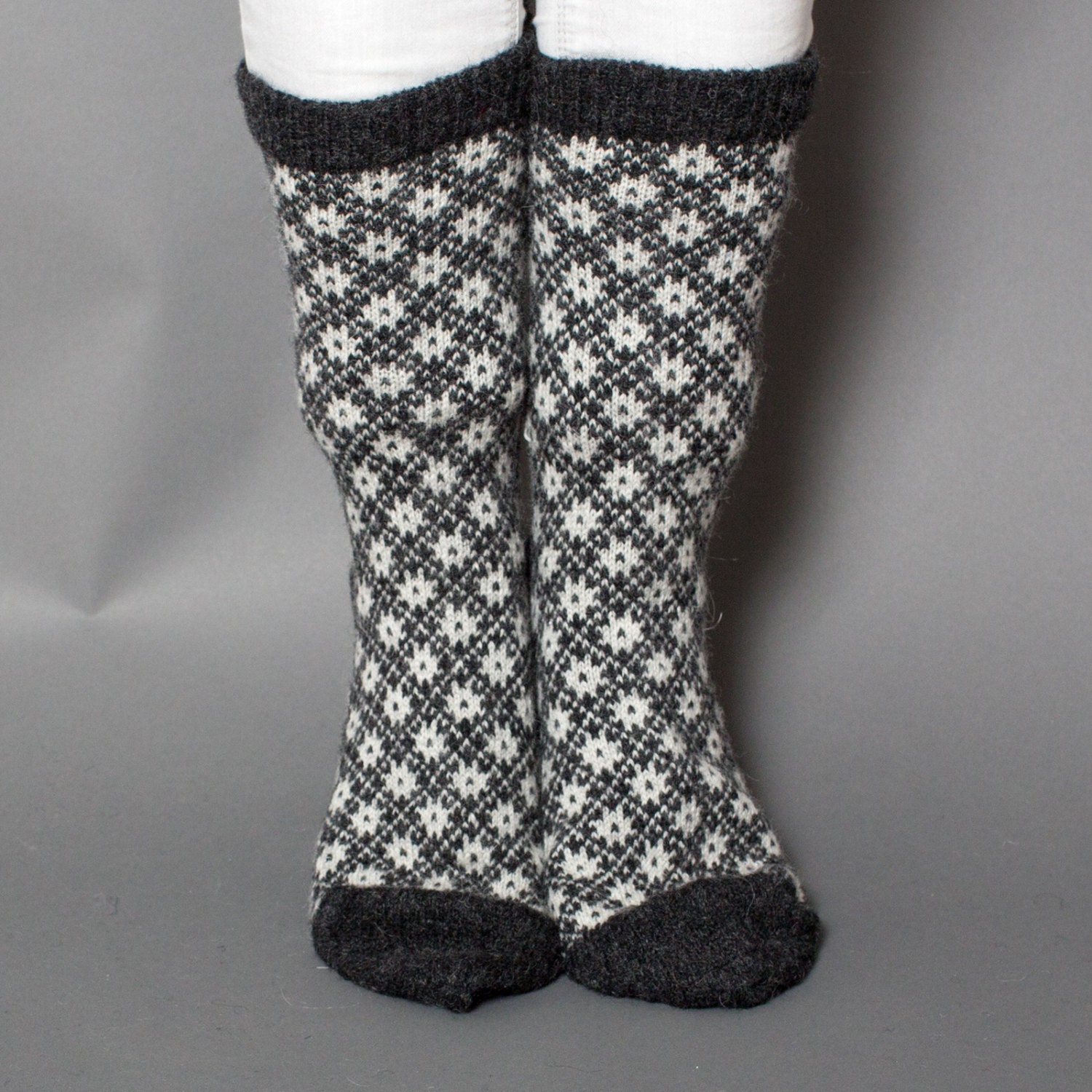 socks-men-unisex-wool-white-black-pattern-star-folklore-eco-friendly