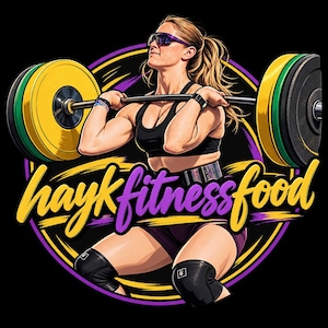 Può includere: Un'illustrazione grafica di un sollevatore di pesi in reggiseno sportivo e pantaloncini neri, con occhiali da sole e ginocchiere, che esegue un sollevamento con bilanciere. Il testo haykfitnessfood è scritto in giallo e viola su sfondo circolare.