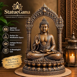 Peut inclure: Une statue de Bouddha couleur bronze en position de méditation assise, avec un cadre arqué orné et une base en pétales de lotus. La figure a une expression sereine, une main levée en signe de bénédiction. Le texte inclut StatueGama.