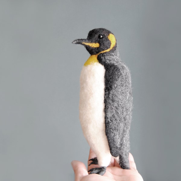 Nadelgefilzter König Pinguin, handgemachter Vogel, gefilzte weiche Skulptur - auf Bestellung