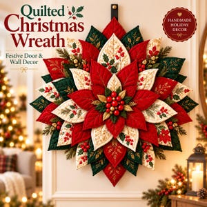 Può includere: Una ghirlanda natalizia trapuntata con petali di tessuto stratificati in rosso, crema e verde scuro. Il centro è decorato con bacche rosse e dorate. Il testo sull'immagine recita: Quilted Christmas Wreath, Festive Door & Wall Decor, Handmade Holiday Decor.