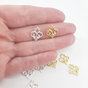 Packung mit 10 kleinen Metall Schriftrollen Flatback Verzierungen in Silber oder Gold Ton (FLG-101)
