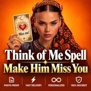 Op de afbeelding: Een rechthoekige kaart in tarotstijl met een centraal rood hart, een maansikkel en de tekst 'Miss me!' in zwarte letters. De kaart wordt vastgehouden tegen een oranje achtergrond met de tekst 'Think of Me Spell Make Him Miss You' en iconen voor fotobewijs, snelle levering, personalisatie en discretie.