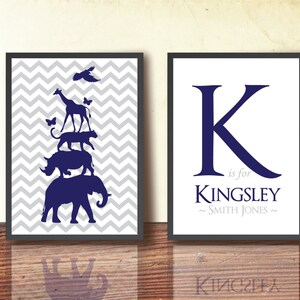 Dos carteles de bebé. Estadísticas de nacimiento arte de la pared. Arte de la pared del cartel del bebé. Conjunto de dos impresiones de arte A3: cartel tipográfico & jungle Animals chevrons piramidales