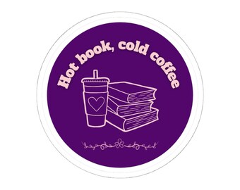 Könnte beinhalten: Ein runder violetter Aufkleber mit einem Stapel aus drei Büchern und einem Becher mit Herzsymbol. Der Text "Hot book, cold coffee" ist in hellem Rosa über den Illustrationen gedruckt, mit einer kleinen floralen Verzierung am unteren Rand.
