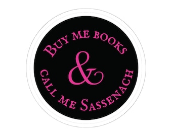 Könnte beinhalten: Ein runder Aufkleber mit schwarzem Hintergrund und einem dünnen weißen Rand. Der Text "BUY ME BOOKS & CALL ME SASSENACH" ist in einer leuchtend rosa Serifenschrift gedruckt, mit einem großen Et-Zeichen in der Mitte des Designs.
