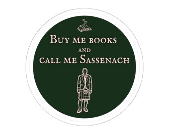 Könnte beinhalten: Ein runder Aufkleber mit dunkelgrünem Hintergrund, der eine hellrosa Strichzeichnung einer Person im Kilt und ein Buch mit Herzen darüber zeigt. Der Text lautet: Buy me books AND call me SASSENACH in hellrosa Schrift.