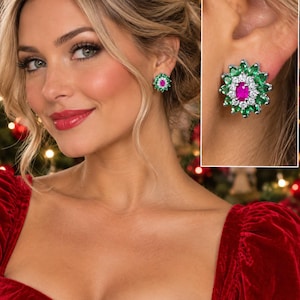 Peut inclure: Une boucle d'oreille à clou argentée avec une pierre centrale ovale fuchsia, entourée d'un halo de petites pierres rondes transparentes et d'une couche extérieure de pierres vertes marquise en forme d'étoile florale.