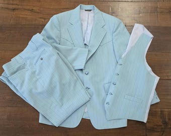 Traje de tres piezas estilo rancho/discoteca vintage raro de los años 70, azul claro a rayas, estilo western urbano.
