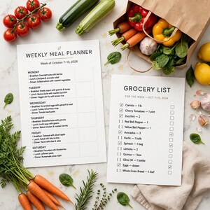 Puede incluir: Un planificador de comidas semanal y una lista de la compra impresos para la semana del 7 al 13 de octubre de 2024, rodeados de productos frescos como tomates cherry, calabacines, zanahorias, pimientos, ajo, espinacas y limones en una bolsa.