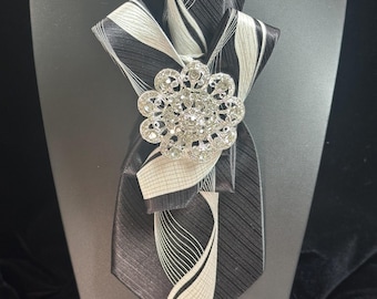 Women’s tie (Necklace not included)