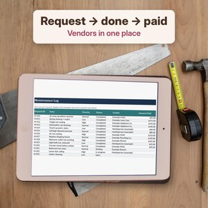 Può includere: Un tablet che mostra un foglio di calcolo del registro di manutenzione con il testo Request -> done -> paid e Vendors in one place. Una sega, un metro a nastro giallo e un martello in metallo con manico in legno circondano il tablet.