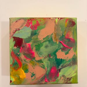Op de afbeelding: Een vierkant schilderij op canvas met een abstracte compositie van dikke, gelaagde verfstreken in levendige tinten neonroze, felgeel, bosgroen, limoengroen en zacht perzik, wat zorgt voor een getextureerd en veelkleurig oppervlak.