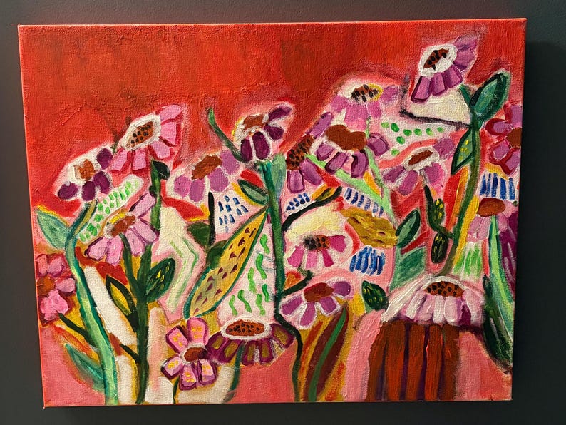 Op de afbeelding: Een acrylschilderij op canvas met een levendige rode achtergrond en een groep gestileerde roze en paarse bloemen. Het kunstwerk bevat groene stengels, bladeren en diverse abstracte patronen in blauwe, gele en witte verfstreken.