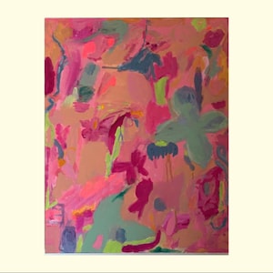 Op de afbeelding: Een abstract schilderij op canvas met een levendig kleurenpalet van felroze, zacht perzik, gedempt saliegroen en diep magenta. De compositie bestaat uit gelaagde, gebarende penseelstreken en organische vormen die een textuur creëren.