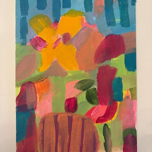 Op de afbeelding: Een abstract schilderij op canvas met een levendig kleurenpalet van geel, magenta, groen, blauw en bruin. De compositie bestaat uit gedurfde, gelaagde penseelstreken en vormen, waaronder een opvallende gele centrale vorm en verticale bruine strepen aan de onderkant.