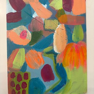 Op de afbeelding: Een abstract schilderij op canvas met een levendige compositie van gelaagde penseelstreken in tinten blauwgroen, oranje, limoengroen, magenta en perzik. Het kunstwerk toont diverse organische vormen, waaronder een raster van donkerrode stippen op een groen vierkant.
