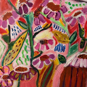 Op de afbeelding: Een olieverfschilderij op doek met een levendige bloemrijke sc&egrave;ne met roze, paarse en rode bloemen. De compositie bevat groene stengels, gele bladeren en blauwe accenten, allemaal weergegeven met zichtbare penseelstreken en een textuurrijke verflaag.