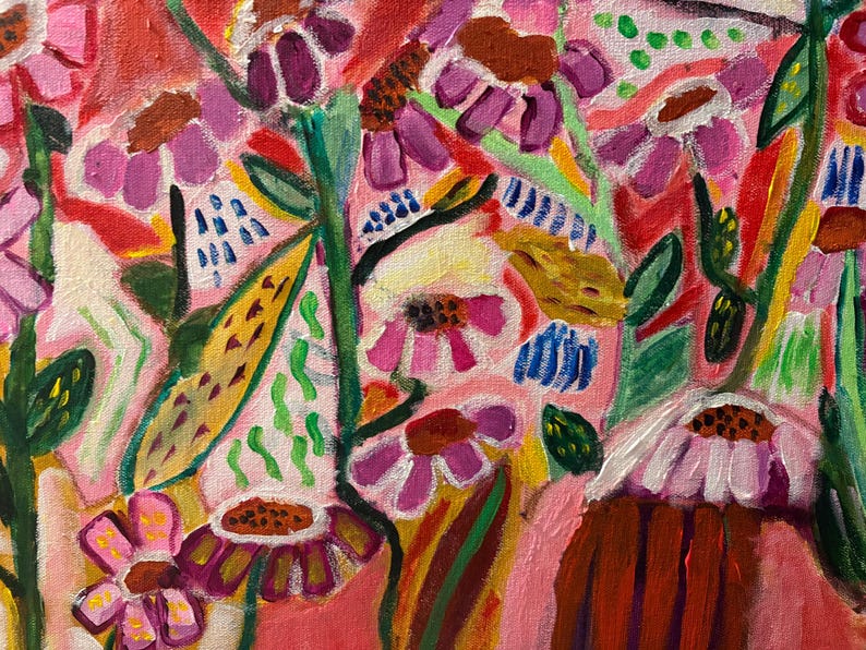 Op de afbeelding: Een olieverfschilderij op doek met een levendige bloemrijke sc&egrave;ne met roze, paarse en rode bloemen. De compositie bevat groene stengels, gele bladeren en blauwe accenten, allemaal weergegeven met zichtbare penseelstreken en een textuurrijke verflaag.