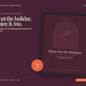 Può includere: Una guida digitale di 54 pagine in formato PDF intitolata Home for the Holidays, visualizzata sullo schermo di un tablet su uno sfondo color prugna scuro. Il testo recita Host the holiday. Enjoy it, too. Thanksgiving & Friendsgiving.