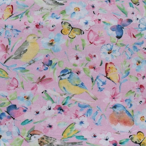 以下が含まれることがあります： ピンクの生地に、青い鳥、蝶、花が繰り返し描かれたパターンがあります。鳥は水彩画のようなスタイルで描かれており、薄い青、黄色、茶色の色合いです。蝶は青、黄色、オレンジの色合いです。花はピンク、青、白の色合いです。