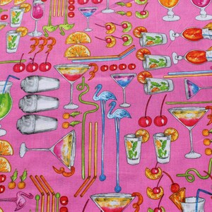 K&ouml;nnte beinhalten: Rosafarbener Stoff mit einem sich wiederholenden Muster aus Cocktails, Martinigl&auml;sern und tropischen Getr&auml;nken. Das Muster enth&auml;lt auch Zitronen, Limetten, Kirschen und Cocktailshaker.