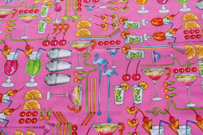 K&ouml;nnte beinhalten: Rosafarbener Stoff mit einem sich wiederholenden Muster aus Cocktails, Martinigl&auml;sern und tropischen Getr&auml;nken. Das Muster enth&auml;lt auch Zitronen, Limetten, Kirschen und Cocktailshaker.