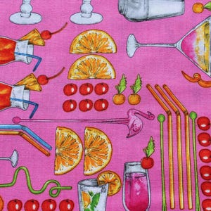 K&ouml;nnte beinhalten: Rosafarbener Stoff mit einem sich wiederholenden Muster aus Cocktails, Zitrusfr&uuml;chten, Kirschen und Strohhalmen. Das Muster ist ein lustiges und farbenfrohes Design f&uuml;r einen sommerlichen Stoff.