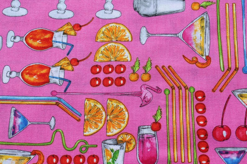 K&ouml;nnte beinhalten: Rosafarbener Stoff mit einem sich wiederholenden Muster aus Cocktails, Zitrusfr&uuml;chten, Kirschen und Strohhalmen. Das Muster ist ein lustiges und farbenfrohes Design f&uuml;r einen sommerlichen Stoff.