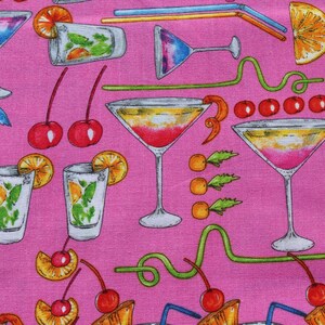 K&ouml;nnte beinhalten: Rosa Stoff mit einem sich wiederholenden Muster aus Cocktails, Kirschen und Zitronen. Die Cocktails umfassen einen Martini, eine Margarita, einen Cosmopolitan und einen Daiquiri.