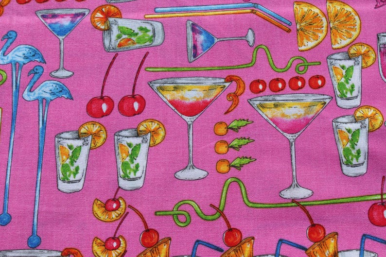 K&ouml;nnte beinhalten: Rosa Stoff mit einem sich wiederholenden Muster aus Cocktails, Kirschen und Zitronen. Die Cocktails umfassen einen Martini, eine Margarita, einen Cosmopolitan und einen Daiquiri.