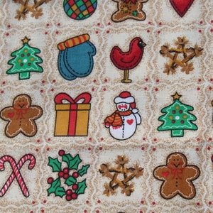 以下が含まれることがあります： クリスマスをテーマにしたイラストが繰り返されるお祝いのファブリックパターン。雪だるま、クリスマスツリー、ジンジャーブレッドマン、ミトン、ギフトボックス、雪の結晶、オーナメントなど、さまざまな色のモチーフがクリーム色の背景に描かれています。